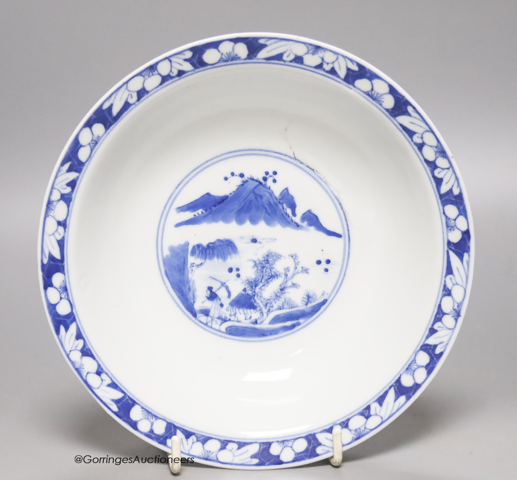 A Chinese blue and white porcelain dish circa 1900, 19 cm 18.5cm